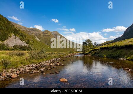 Schöne Wanderung zum Steall-Wasserfall im Tal des Glen Nevisin im Hochland von Schottland Stockfoto