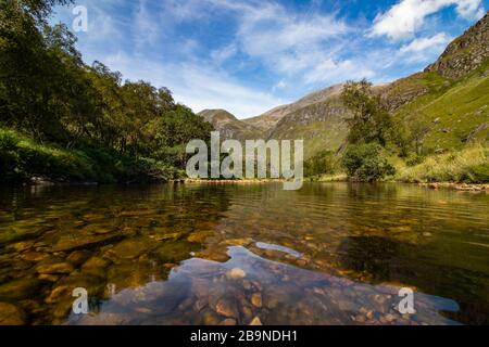 Schöne Wanderung zum Steall-Wasserfall im Tal des Glen Nevisin im Hochland von Schottland Stockfoto