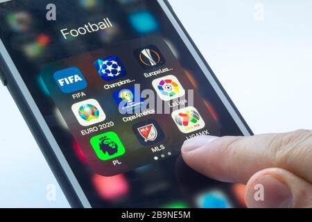 Calgary Alberta, Kanada. März 2020. Eine Person, die ein iPhone Plus mit einer Fußballanwendung auf dem Bildschirm verwendet Stockfoto