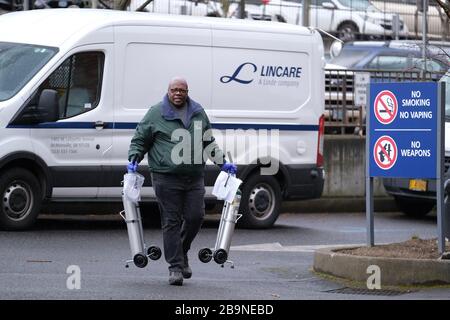 Portland, USA. März 2020. Am 24. März 2020 bringt ein Arbeiter Sauerstofftanks zum Providence Medical Center in Portland, Ore. Gestern gab Gouverneurin Kate Brown heute eine landesweite Anordnung der Exekutive heraus, bis auf wesentliche Bedürfnisse zu Hause zu bleiben, da extremere soziale Distanzierungsmaßnahmen darauf abzielen, die Verbreitung des neuartigen Coronavirus (COVID-19) zu verlangsamen und die Kurve zu glätten. (Foto von Alex Milan Tracy/Sipa USA) Credit: SIPA USA/Alamy Live News Stockfoto