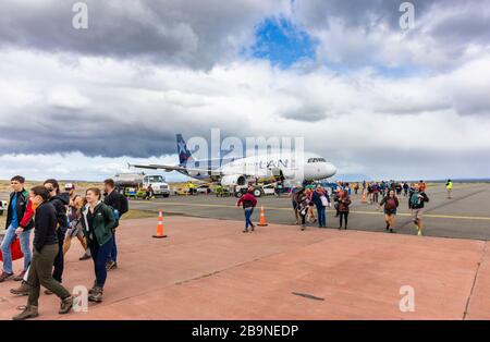 Flugzeug der Fluggesellschaft LAN (LATAM Airlines) auf der Landebahn des Flughafens Teniente Julio Gallardo, der Puerto Natales, Region Magallanes in Patagonien, Südchile, bedient Stockfoto