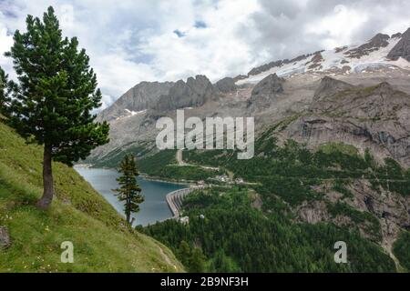 Der Staudamm auf Lago di Fedaia mit dem Marmolada-Gletscher in den italienischen Dolomaden Stockfoto