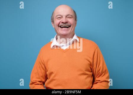 Lachender, gutaussehender älterer Mann mit guter Stimmung und positivem Gefühl. Stockfoto