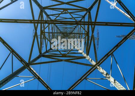 Hochspannungs-Pylone von 380 KV und 110 KV Stromleitungen, in Herne Stadtgrenze zu Gelsenkirchen, kritische Infrastruktur, Deutschland, Stockfoto