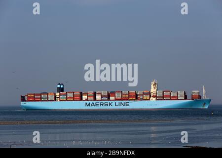 Containerschiff auf der Jadefahrrinne vor Minsener Oog, Wattenmeer-Nationalpark Niedersachsen, Niedersachsen, Deutschland Stockfoto