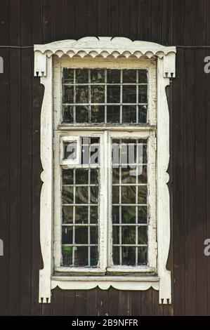 Eine alte Holztürverkleidung mit glasweißer Farbe und Grunge, Vollrahmen Stockfoto