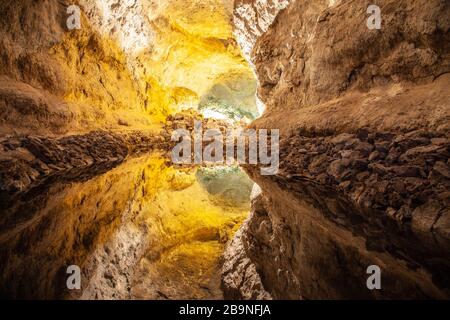 Der Eingang zu den Höhlen von Cueva de Los Verdes auf Lanzarote, kanarischen Inseln, Spanien. Die Höhlen, die ein Lavarohr sind, sind eine große Touristenattraktion Stockfoto