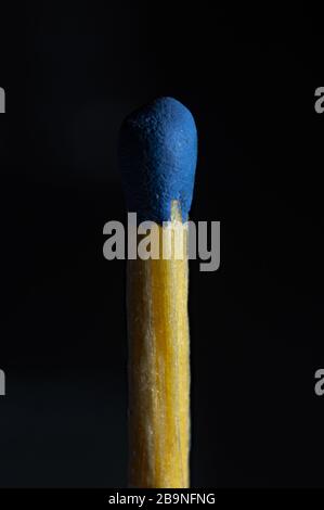 Passen Sie mit einem blauen Kopf auf dunklem Hintergrund zusammen Stockfoto