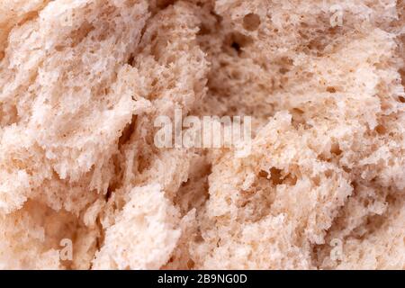 Nahaufnahme eines Brotes auf weißem Hintergrund Stockfoto