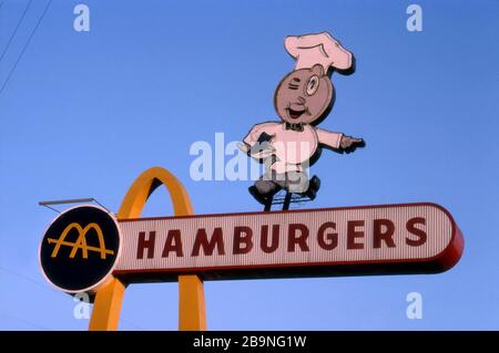 McDonald's-Schild mit dem ursprünglichen Maskottchen Speedee und großen goldenen Bögen im ältesten McDonalds Restaurant in Downey, CA Stockfoto