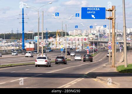 Moskau. Russland. August 2018. Kaluga Autobahn. Autobahn vor der Einfahrt nach Moskau. In der Nähe der Ringstraße. Stockfoto