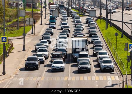 Moskau. Russland. August 2018. Kaluga Autobahn. Autobahn vor der Einfahrt nach Moskau. Viele Reihen stehender Autos. Stockfoto