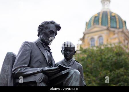 Des Moines, Iowa, USA - 31. August 2019: Skulptur von Lincoln und TAD, vor dem Iowa State Capitol Stockfoto