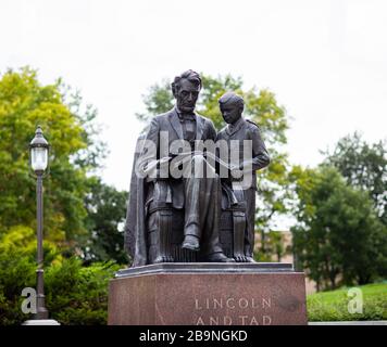 Des Moines, Iowa, USA - 31. August 2019: Skulptur von Lincoln und TAD, vor dem Iowa State Capitol Stockfoto