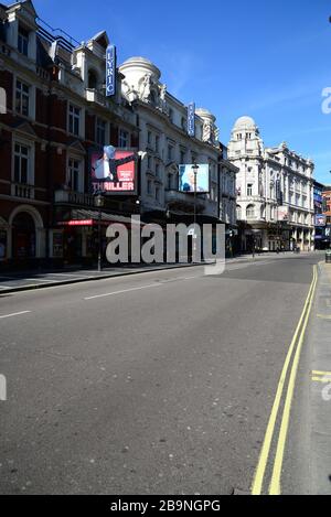 Eine menschenleere Shaftesbury Avenue im Londoner Theaterland am Tag vor der Sperrung aufgrund der Coronavirus Pandemie 2020 Stockfoto