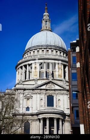 Die St Paul's Cathedral, am Tag vor der Londoner Sperrung infolge der Coronavirus Pandemie 2020 Stockfoto