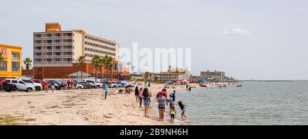 Corpus Christi, Texas, USA - 30. Juni 2019: Menschen, die den Tag im Golf Place Beach Park an der Corpus Christi Bay genießen Stockfoto