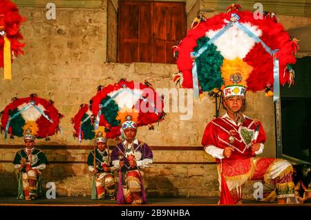 Traditionelle Tänzerinnen treten in Mexiko auf Stockfoto