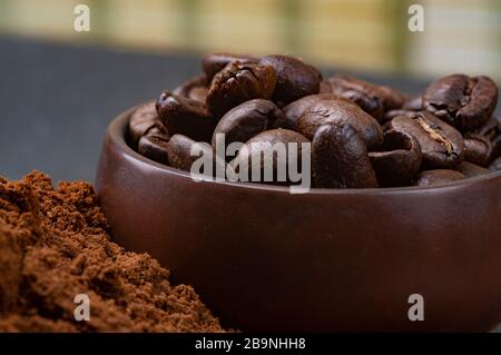 Nahaufnahme der Kaffeebohnen in einer Tasse. Gemahlener Kaffee Stockfoto