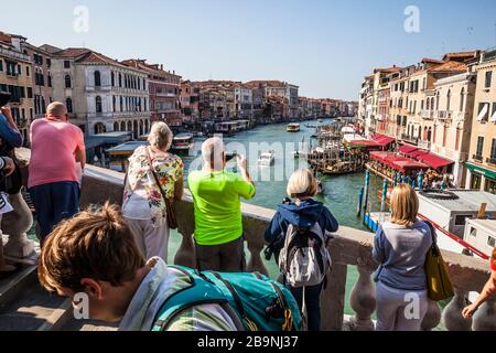 Touristen auf der Rialtobrücke über den Canal Grande in Venedig, Italien. Stockfoto