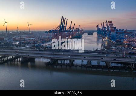 Die deutsche Autobahn 7 (A7) liegt direkt neben dem Containerhafen in Hamburg-Waltershof Stockfoto