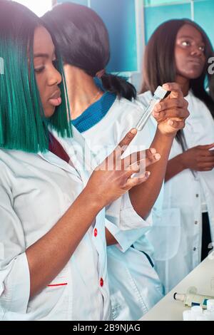 Nukleinsäure-pcr-Test zum Nachweis neuartiger Coronavirus, neuer Bluttest für Antikörper. Weibliche afrikanische Medizinstudenten, junge Absolventen in der Forschung, medica Stockfoto