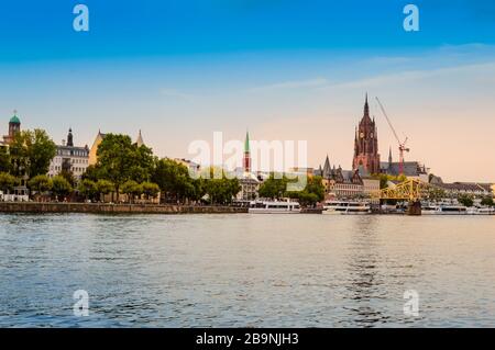 Historische Altstadt von Frankfurt am Main. Hafengebiet mit gotischer Kathedrale St. Bartholomäus, Promenade, Touristenbooten und Eiserner Steg i Stockfoto