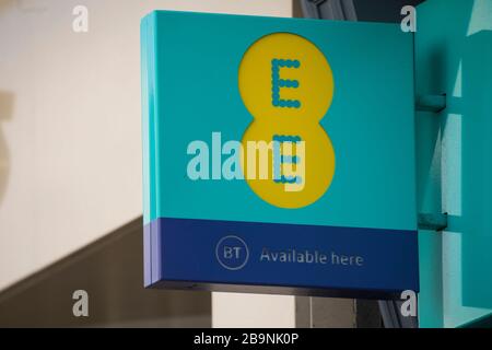 Ein Schild befindet sich außerhalb eines EE-Handy-Shops (Everything Everywhere) in Guildford, Surrey, USA, Freitag, 20. März 2020 Stockfoto