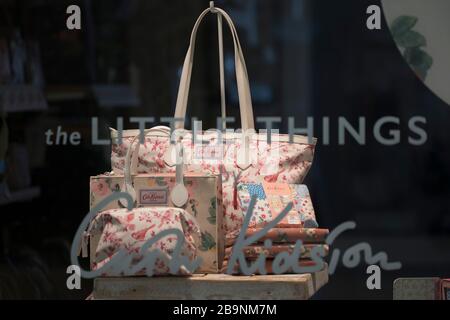 Eine Handtasche befindet sich im Fenster eines Kath Kidston-Ladens in Guildford, USA, Freitag, 20. März 2020 Stockfoto