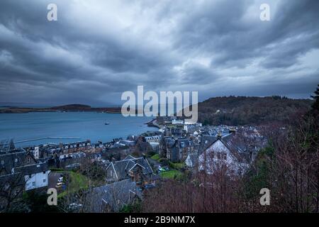 Blick vom Turm von McCaig auf den Hafen von Oban - malerische Küstenstadt in den schottischen Highlands. Stockfoto