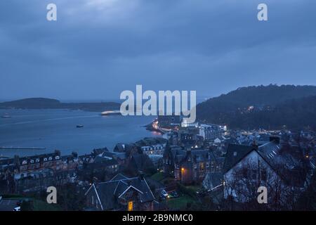 Blick vom Turm von McCaig auf den Hafen von Oban am regnerischen Abend in den schottischen Highlands Stockfoto