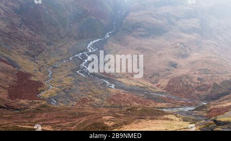 Der Mountain Creek fließt über den Hang des drei Schwesterberges Glencoe, Schottland Stockfoto