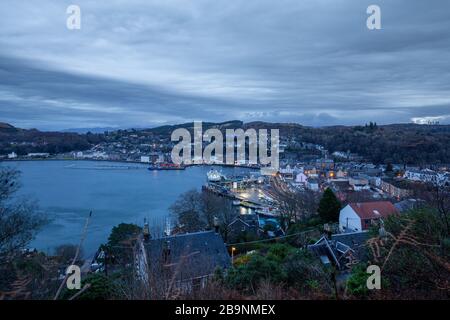 Blick vom Druim Mor Hügel auf Fährhafen in Oban bei regnerischem Morgen Stockfoto