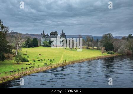 Moody Wolken über Iveraray Castle - dem Landhaus in der Grafschaft Argyll im Westen Schottlands Stockfoto