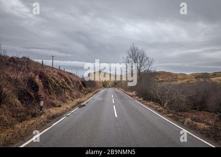 Malerische Asphaltstraße quer durch die wilde Landschaft der Westküste Schottlands Stockfoto