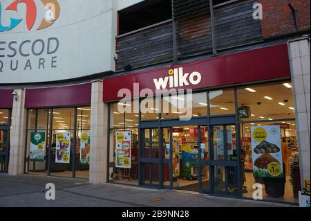 Eingang von Wilko, einer der wenigen Ladenketten, die im COVID-19-Lockdown in BOSTON Lincolnshire eröffnet werden durften, Stockfoto