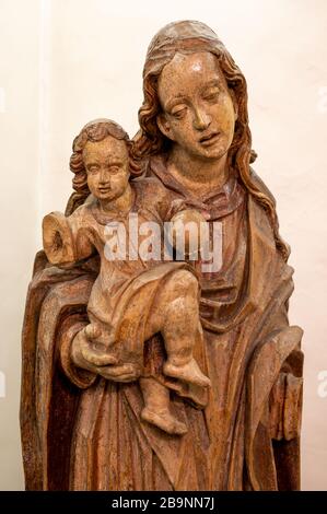 Madonna mit Jesuskind. Mitte des 17. Jahrhunderts. Von einem slowakischen Bildhauer. Stockfoto