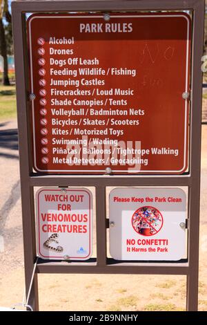 Parkregeln und eine Benachrichtigung, die auf giftige Kreaturen im Agua Caliente Park im NE Tucson, AZ, achten soll Stockfoto