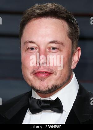 (AKTE) Elon Musk erwirbt 1.200 Ventilatoren aus China, um Coronavirus COVID-19-Mangel zu lindern. Tesla und SpaceX CEO Elon Musk haben einen Trove von Ventilatoren aus China erworben und sie in die USA zur Verteilung an bedürftige Krankenhäuser während des Coronavirus versandt. BEVERLY HILLS, LOS ANGELES, KALIFORNIEN, USA - 26. FEBRUAR: Chief Executive Officer von Tesla, Inc. Und SpaceX Elon Musk treffen bei der Vanity Fair Oscar Party 2017 im Wallis Annenberg Center for the Performing Arts am 26. Februar 2017 in Beverly Hills, Los Angeles, Kalifornien, Vereinigte Staaten ein. (Foto von Xavier Collin/ Stockfoto