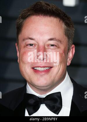 (AKTE) Elon Musk erwirbt 1.200 Ventilatoren aus China, um Coronavirus COVID-19-Mangel zu lindern. Tesla und SpaceX CEO Elon Musk haben einen Trove von Ventilatoren aus China erworben und sie in die USA zur Verteilung an bedürftige Krankenhäuser während des Coronavirus versandt. BEVERLY HILLS, LOS ANGELES, KALIFORNIEN, USA - 22. FEBRUAR: Chief Executive Officer von Tesla, Inc. Und SpaceX Elon Musk treffen bei der Vanity Fair Oscar Party 2015 ein, die am 22. Februar 2015 im Wallis Annenberg Center for the Performing Arts in Beverly Hills, Los Angeles, Kalifornien, Vereinigte Staaten abgehalten wird. (Foto von Xavier Collin/ Stockfoto