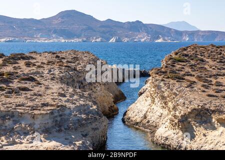 Berge und Klippen am Strand Paralia Alogomandra, Milos, Griechenland Stockfoto