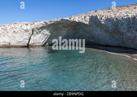 Höhle und Klippe am Strand von Alogomandra, Milos, Griechenland Stockfoto