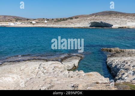 Höhle und Klippe am Strand von Alogomandra, Milos, Griechenland Stockfoto