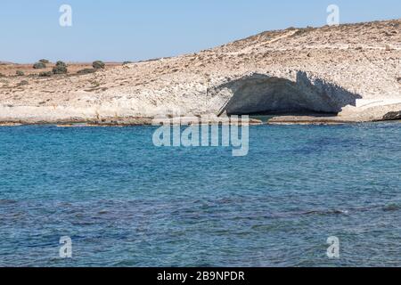 Höhle und Klippe am Strand von Alogomandra, Milos, Griechenland Stockfoto