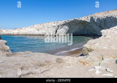 Höhle und Klippe am Strand von Alogomandra, Milos, Griechenland Stockfoto