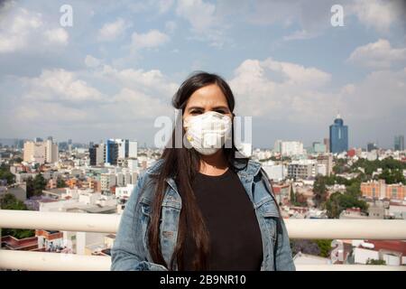 Verwenden Sie Maske für Nase und Mund für eine mexikanische Frau, die mit Influenza, Coronavirus, Bakterien und langen Haaren zwischen 40 und 45 Jahren in Mexiko-Stadt erkrankt ist Stockfoto