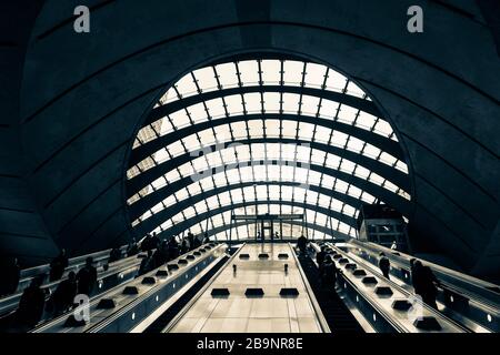 Architektur an der Canary Wharf Station London. Jährlich passieren über 40 Millionen Menschen den Bahnhof. Stockfoto