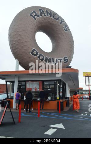 Randy's Donuts ist ein Bäckerei- und wegweisendes Gebäude in Inglewood, Kalifornien, in der Nähe des Los Angeles International Airport, Stockfoto