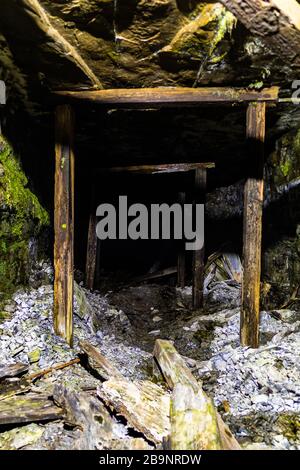 Eine verlassene Sicht auf den Bergbautunnel Stockfoto