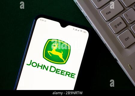 In dieser Abbildung wird ein John Deere-Logo auf einem Smartphone angezeigt. Stockfoto